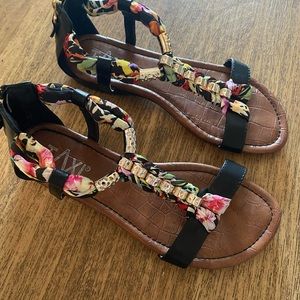 Ladies size 37 Taxi sandals
